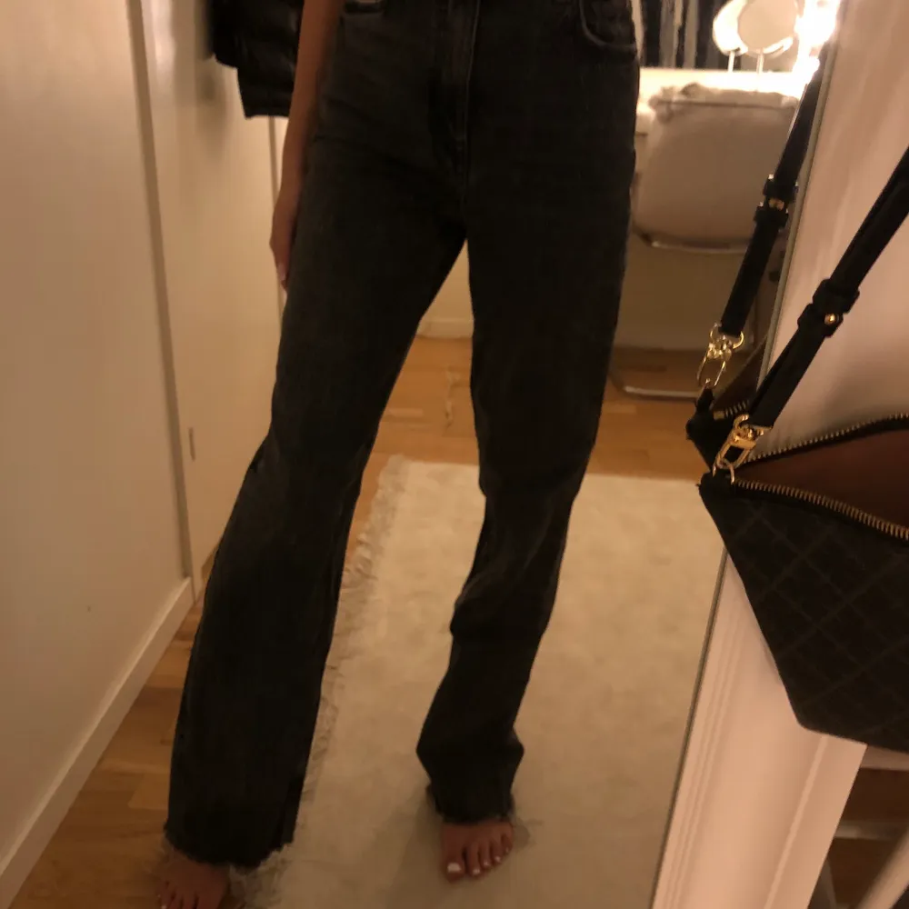 Byxor från Zara. Jag är 170 så de är långa, passar till inprincip allting. färgen är ”urvättad grå”. . Jeans & Byxor.