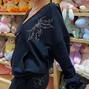 As cool zip hoodie  - En superfin zip hoodie med rhinestones som tyvärr inte kommer till användning då det inte riktigt är min stil. Storlek M men skulle säga M-XL beroende på hur oversized man vill att den ska sitta. 250 kr men om fler är intresserade så tar jag den som budar högst <3 !! Den är aldrig använd (: 