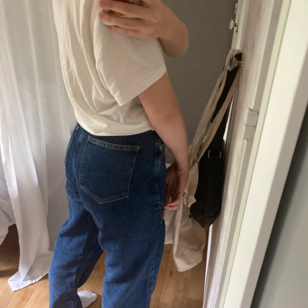 mörkblåa jeans från NAKD! köparen står för frakten och skriv privat om du undrar något!🐝🤎 jag är 173cm!. Jeans & Byxor.