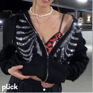 Rhinestone hoodie - Skelett hoodie <3 priset är plus frakt:) oversize på mig som brukar bära xs/s. Kan skicka mer bilder privat :)