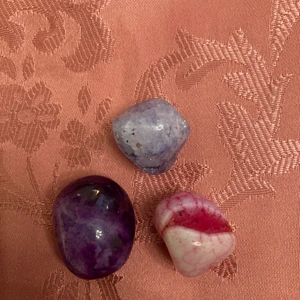 Crackle Quartz  - Färgade kvarts. En Sten 5kr, alla tillsammans 15kr. Ej fri frakt om inte köpare kan mötas🌱