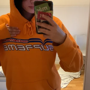 Supreme hoodie - Jättefin vintage hoodie i fin orangefärg. Jag är en S/M tjej och denna hoodie sitter oversized ganska säker på att det är en herrhoodie men inte säker. Frågor och mer bilder sker i privatmedelanden, så skriv om du har minsta fråga💞 pris kan sänkas med måttliga förslag vid snabb affär💘💘800kr + 66kr frakt