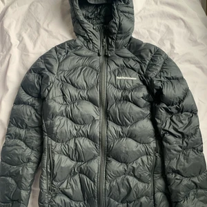 Peakperformance Jacka - Säljer min tunnare dunjacka Helium ifrån Peakperformance i storlek S från damavdelningen. Nypris 2400kr säljer för 1000kr. Jackan är i mycket bra skick och har inga skador.