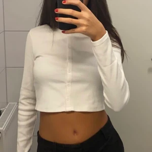 Skitsnyggg topp - Säljer denna snygga topp med knappar ifrån zara, aldrig använd och prislappen kvar💗 köparen står för frakten, 48kr