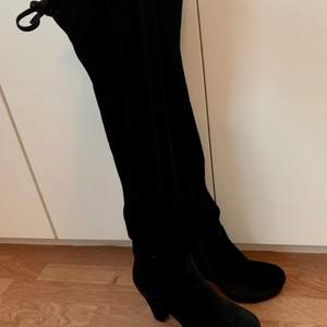Svarta over the knee boots i ”sammet”🌼 Dragkedja på insidan av skon, bred bekväm klack och snöre för att dra åt upptill! Frakt tillkommer😊