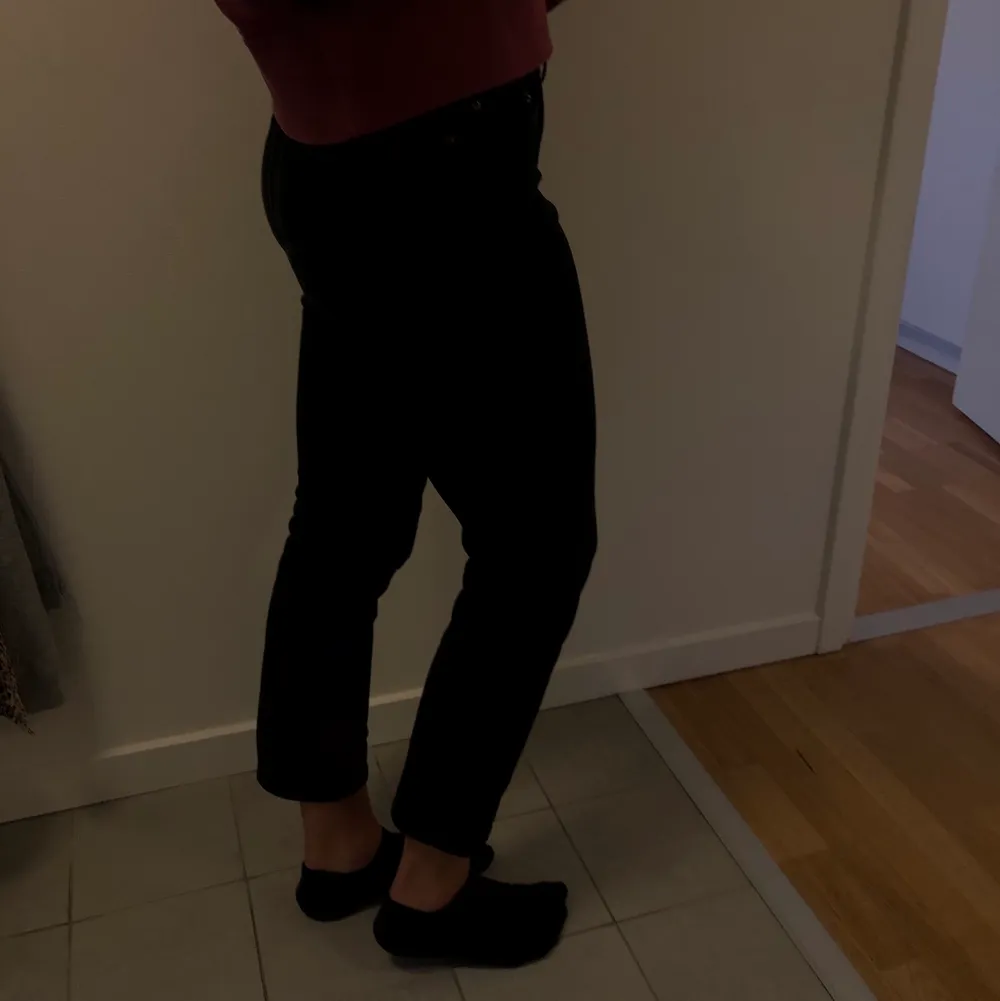 Dom absolut perfekta jeansen från Jeanerica! 🤩 drömmen för alla årstider, men säljer då de tyvärr blivit för små:(   storlek 36 👖 Köpta på vallgatan 12, original pris 1800kr. Jeans & Byxor.