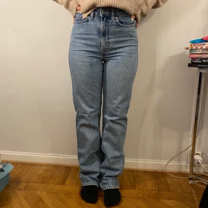 Jeans weekday - Ett par jeans från weekday i modellen row. Använda men ändå hyfsat bra skick! Tjejen på bilden är 160cm lång! 