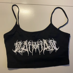 SHEIN svart magtröja - Hej, säljer min shein tröja pga den var lite för stor för mig. Aldrig använd, nytt skick, inga skador alls.