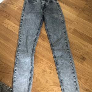 Super fina gråa skinny jeans från Gina tricot, inte använda mycket alls,så i fint skick! 💜