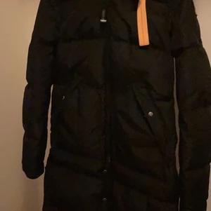  Parajumpers long bear - Jackan är i strl S och är som ny då den endast har använts en halv vinter, den har inga hål eller slitage och är väldigt ren. Jag säljer jackan då jag har köpt en ny och denna inte kommer till någon användning. Jackan är köpt från Jackie och har kvar kvittot.                                                            Nypris: 10 500kr och säljer den för 7000kr.