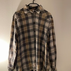 Skjorta - Säljer denna då den används för lite, hur mysig som helst! Skicka iväg ett meddelande vid frågor/funderingar🤗🌹