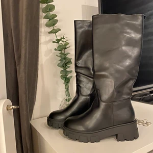 Svarta stövlar i läderimitation  - Assnygga svarta stövlar från RAID, helt slutsålda och behöver tyvärr sälja då dom var för stora för mig. Helt nya, aldrig använda 