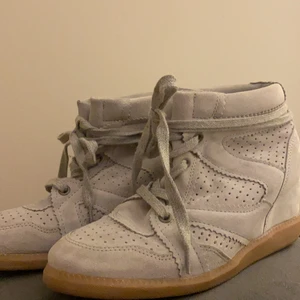 Skor  - Skor med kilklack storlek 38 säljes pga att det ej används, i mycket gott skick aldrig använda kan mötas upp i gbg kan även ta leverans frakt blir då 66kr utöver säljpriset