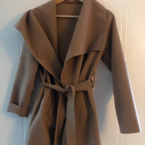 Kort Vår/höst kappa  - Super fint skick, knappt använd