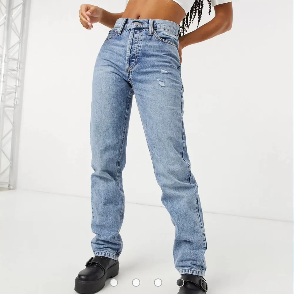 Oanvända jeans från ONLY, höga i midjan och rak modell. 27/32 i storlek . Jeans & Byxor.