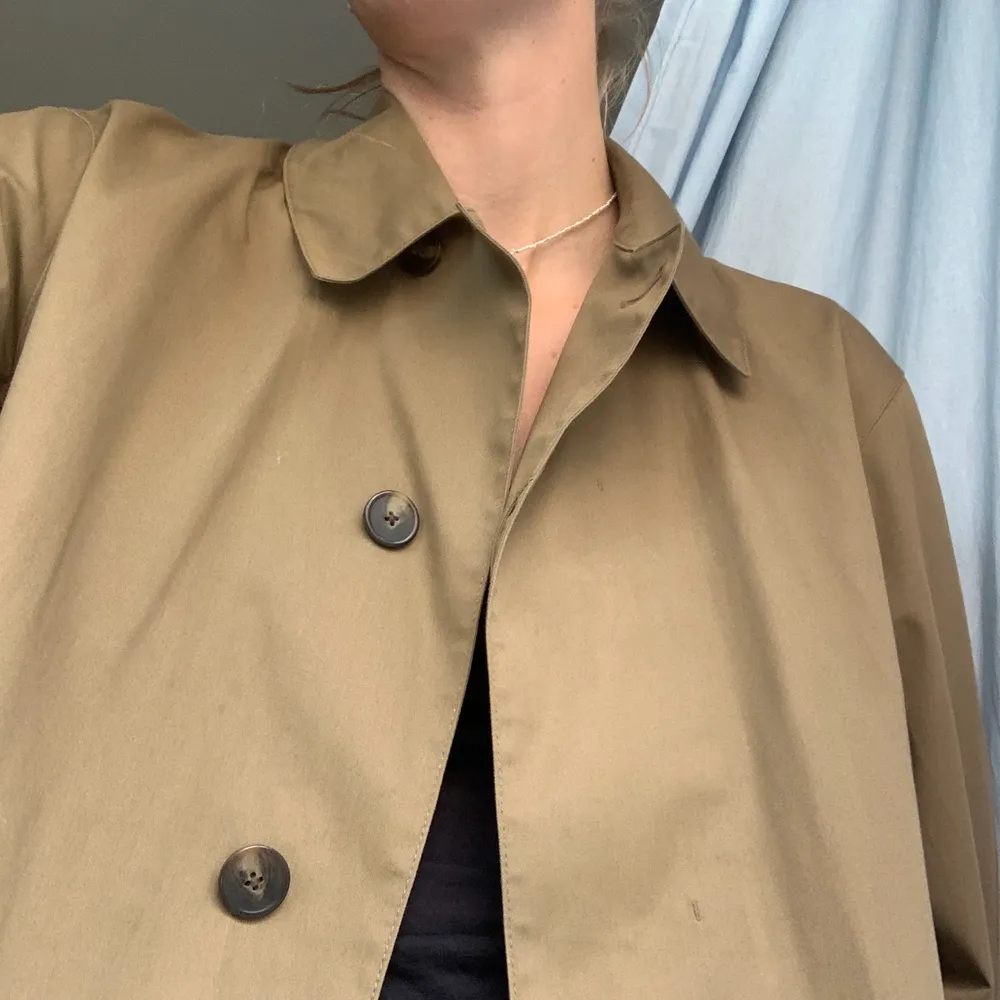 Water resistant coat from Uniqlo. Sand/brown color. Jackor.