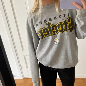 Steelers tröja - Säljer denna snygga Steelers sweatshirt köpt second hand i våras, säljer då den inte kommer till användning längre 💞 står ingen storlek men sitter oversized på mig som vanligtvis är en S!  Köparen står för frakten