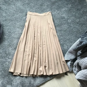 Fin kjol🤩 - Jätte fin beige kjol i storlek S. Lite söndrig vid dragkedjan, dock inget som syns när du har på den