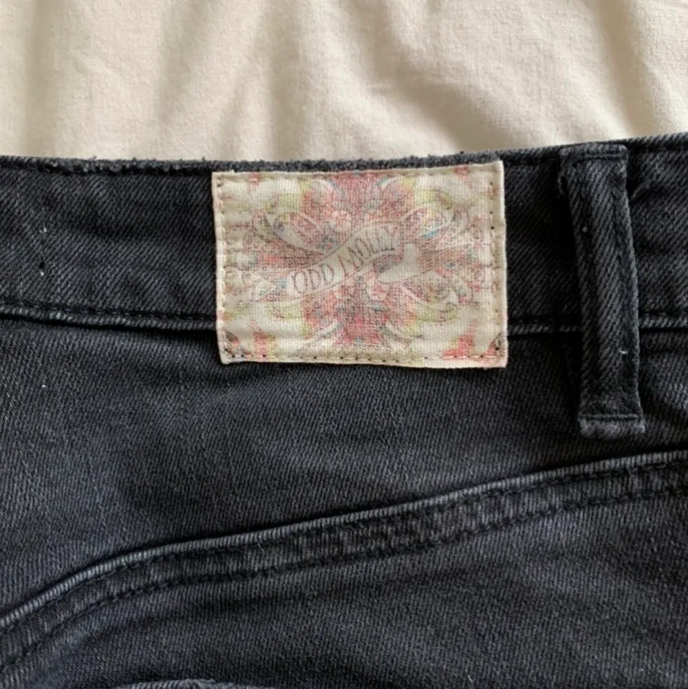 Säljer dem här Odd Molly jeansen i storlek 28 då dem är alldeles för långa för mig, är 161 cm lång💗KÖPTA HÄR PÅ PLICK💗. Jeans & Byxor.