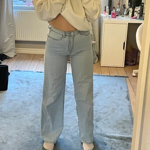 Ljusblåa wideleg jeans - Säljer mina jätte fina ljusblå jeans. De är i topp skick och älskar dom så mycket. De är extremt sköna och väldigt mjuka i materialet. Säljer pga att de är för små för mig. 
