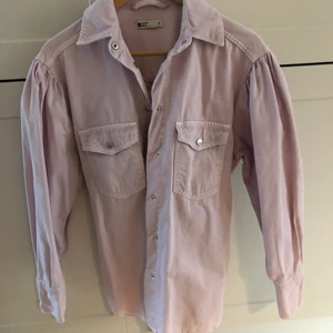 Skjortjacka  - Ljuslila skjortjacka från Gina
