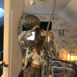 Cool jacka - Tunn jeans jacka inspirerad jacka i blått mönster. Skit cool i skönt mjukt material. Hittar ej storlek men brukar ha storlek S/M och den är perfekt over sized på mig<3