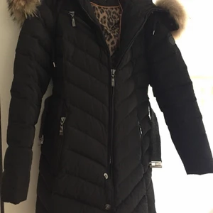 Hollies Vinterjacka - En hollies vinter jacka. Super fin och är i bra skick. Köptes för 4000kr , säljs för 2000kr. St 38