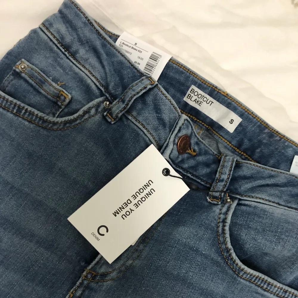 Säljer dessa jätte snygga Mid Waist Bootcut jeansen. De är aldrig använda och lapparna sitter kvar. Sitter jättebra på kroppen och är bra längd på mig som är 170. Skriv om ni vill ha fler bilder. . Farkut & Housut.