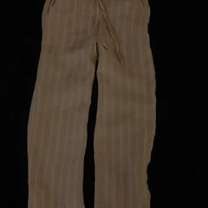 Linne byxor  - Linnebyxor från Indiska. Passar bäst om du är 160-167, om du undrar något eller vill se plagget på skriv till mig :)