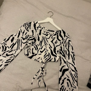 Topp - Helt ny topp i storlek 36 med öppen rygg.