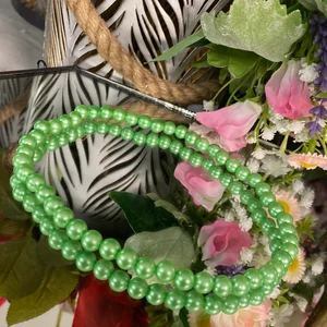 Grönt pärlhalsband  - Eftersom ni älskar mina halsband i vitt finns det nu egengjorda pärlhalsband i grönt. Passar perfekt att ha tillsammans med andra smycken. Halsbanden är gjorda med resår vilket gör de enkla att ta av och på🌺  Går även att få armband i samma färg. 💕 Armband 20kr