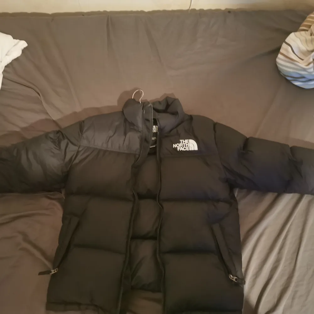 En fin puffer jacket köpt förra året, jackan är i storlek junior xl/vuxen xs. Den är i perfekt skick och är perfekt för vintern och höstem. Jackor.
