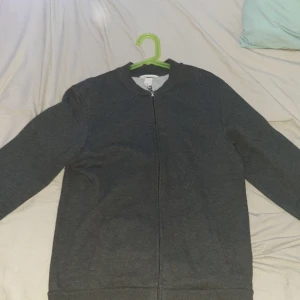 Grå tröja - En basic grå tröja som är rätt så stilig på vem som helst. Använd 4 gånger. Pris 120. Storlek M