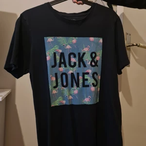 Tshirt  - Fint skick, en aning blekt. Skön tröja för övrigt.