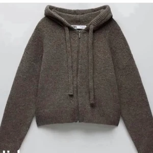 Stickad tröja från zara stl XS - Säljer denna sjukt populär stickade kofta från Zara💫 Den är helt slutsåld i butik💙 Den är använd några få gånger och är i jättefint sick!!🌟 Om det är många som är intresserade blir det budgivning!🌀 kan skickas på post och då tillkommer frakt:)