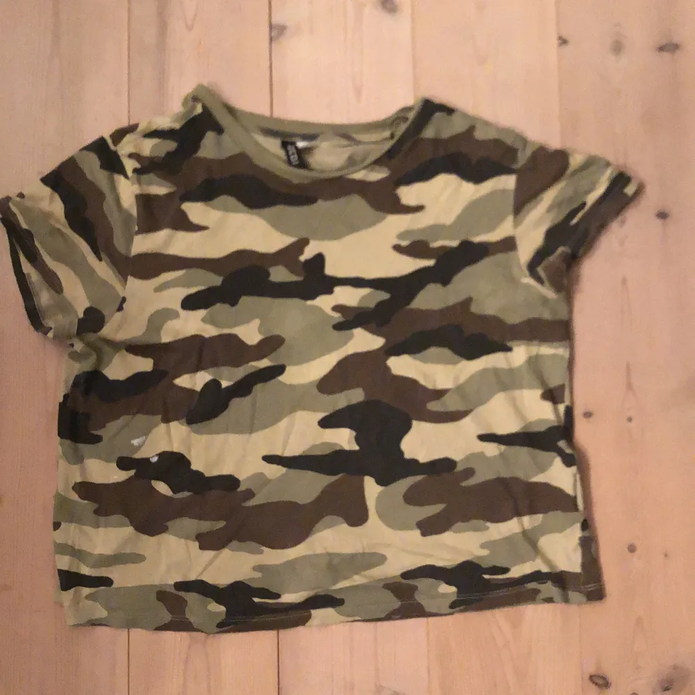 Assnygg grön kamouflage t-shirt❤️ Köpt på H&M för 100kr Storlek: M. Pösig. Hyfsat använd men ser inte sliten ut.. T-shirts.