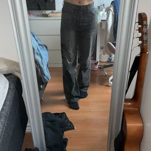 Svarta jeans  - Svarta jeans från hm ribbade nere vid fötterna. Pris går att diskutera! 