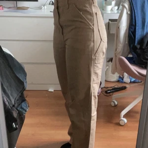 Carhartt wip Jens  - Super fina jeans säljer pågrund av att jag ej använder dom nästan helt nya använda 2 ggr köptes för 4 månader sedan ungefär, dom går ha både som högmidjade och lågmidjsde dom är väldigt raka i modellen. Köpta original pris 900kr. Pris går att diskutera!