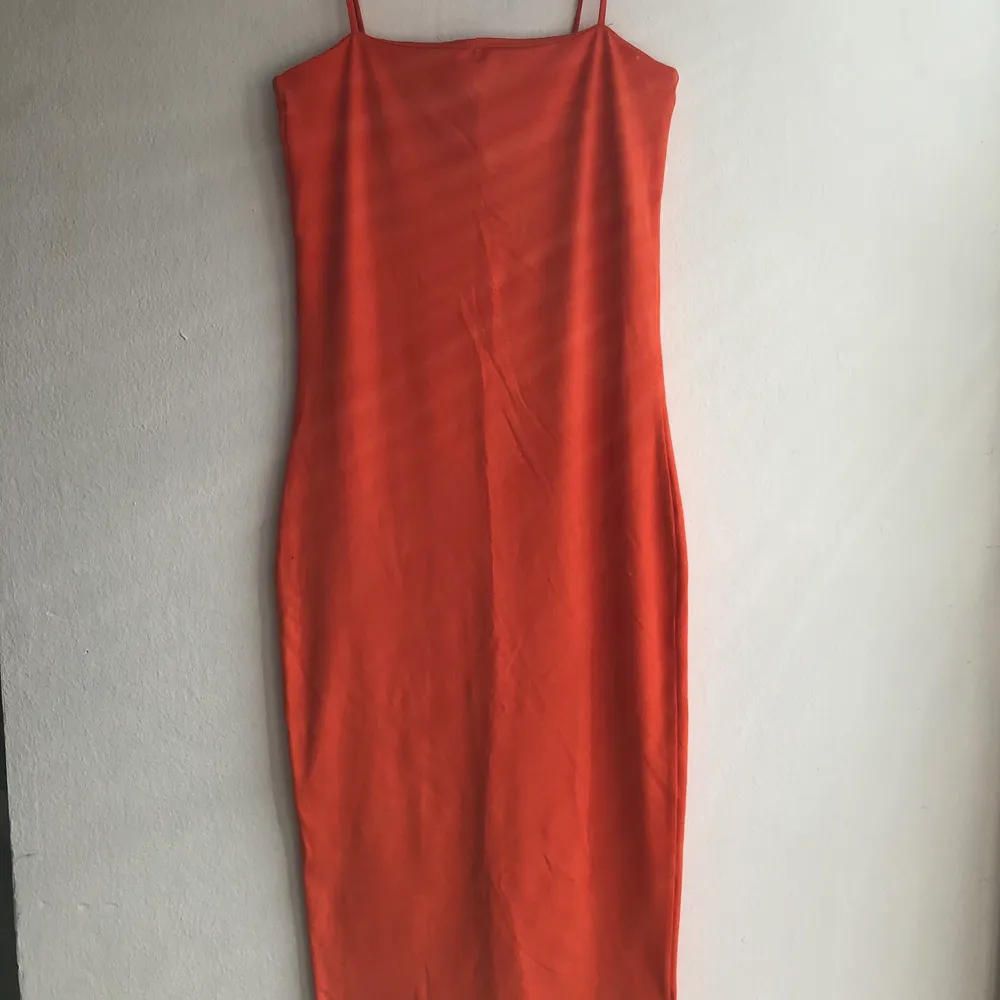 Tight maxidress // 1.58 cm tall and the dress reaches mid of my shins // Fits XS/S // Perfect for parties or as a skirt with a sweater on top. Klänningar.