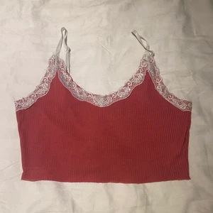 Topp - Detta är en väldigt kort topp som kommer från shein. Den är lite stor runt bysten men super fin (kom privat för att se bild på vad jag menar med stor runt bysten)🥰 Denna är även flitigt använd. 29 + frakt🤍