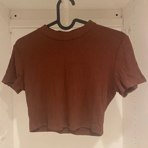 Croppad t-shirt - Denna är från shein och är i ett lite annorlunda material, den är ganska mjuk. Aldrig använd, endast testad därav i nyskick🥰 49 + frakt