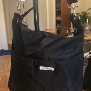 DAY ET väska  - En lite större axelväska där till o med en mac får plats!! Jag har använt den till skolan tidigare!! 