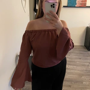 Offshoulder topp - smuts-rosa aktig färg (det är den andra bilden som färgen visas rätt) med utsvängda armar. Köpt från nakd och aldrig använd prislappen är kvar 👍🏼 storlek L och säljs för 80kr (köparen står för frakten) 