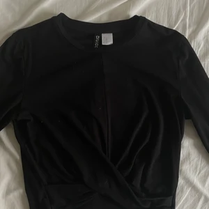 Långärmad tröja  - Säljer denna fina långärmade tröja med en detalj i mitten. Säljs pågrund av att den börjar bli för liten och ej kommer till användning längre. Fläckarna som syns på bilden går enkelt bort i tvättmaskinen och kan tvättas bort innan den fraktas till dig. Kom gärna med egna prisförslag! Skriv privat för fler bilder eller frågor! 🌟🌟