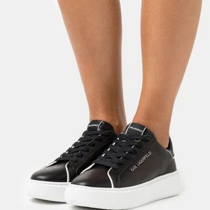 Karl Lagerfeld sneakers  - INTRESSEKOL på mina Karl Lagerfeld sneakers. I nyskick, använda två gånger. Säljs för kommer inte till användning. Dustbag finns. Kommentera ditt bud. Säljs för 1945 ❣️