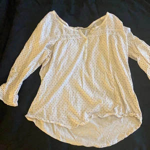 Blus - Extremt skön och bra kvalite, lite skrynklig för den har legat i en påse under en period! Men det går att stryka bort! Snabb affär kan priset diskuteras!!📦♻️