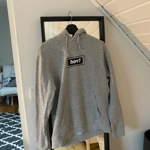 Hov1-merch!❤️‍🔥 - Jag säljer tyvärr min ena hov1 hoodie då jag växt ifrån hov1intresset! Den är rätt använd men är som ny, köpte den för 600 och säljer för 350kr! Priset kan diskuteras vid snabbt köp! Storlek M
