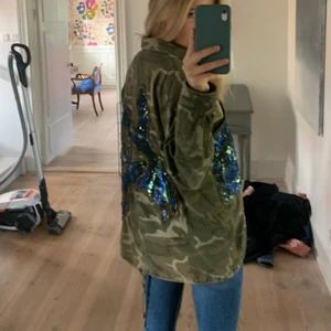 Militärjacka från Zara - Jättecool militärjacka från Zara med coola tryck med paljetter. Den är oversized och är i storlek s/m. Frakt tillkommer.💕