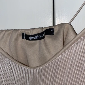 Topp från Gina tricot!  - Beige/guld topp från Gina tricot. Storlek M men passar bra för de som har S!