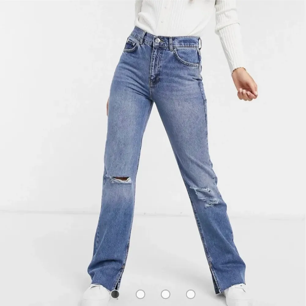 Säljer nu mina favvojeans som är perfekta nu till hösten❤️❤️. Jeans & Byxor.